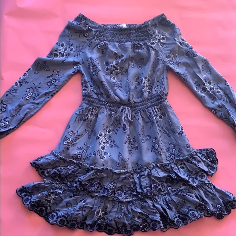 Flow dress w/ flower butterfly embroidery